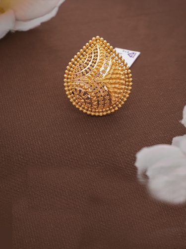 Golden-Teardrop-Elegance-Ring